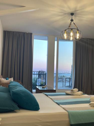 斯韦蒂·斯特凡蒙特佩拉公寓的一间卧室配有一张带蓝色枕头的床和吊灯。