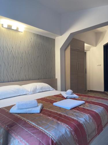 斯韦蒂·斯特凡蒙特佩拉公寓的一张大床,上面有两条毛巾