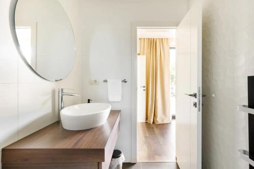 默主歌耶Villa Noel的浴室配有白色浴缸和镜子