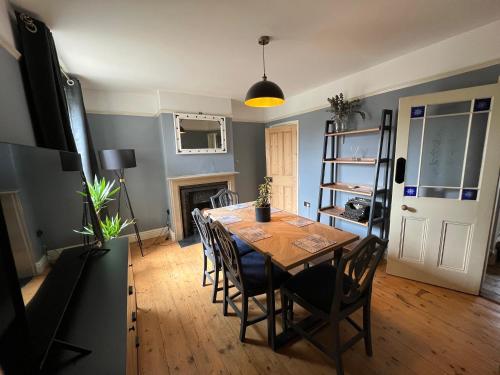 贝里圣埃德蒙兹Charming 3 bedroom property in Bury St Edmunds的一间带木桌和椅子的用餐室