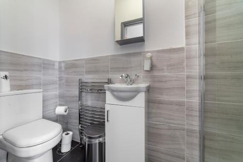 依尔福Highlands Gardens Suites的一间带卫生间和水槽的浴室