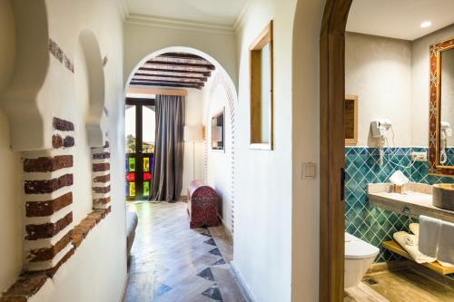 Dar Echchaouen Maison d'Hôtes & Riad的一间浴室
