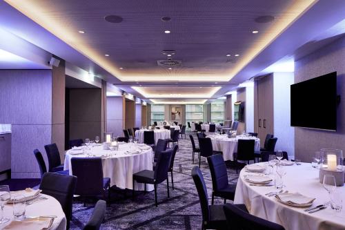 Crowne Plaza Sydney Darling Harbour, an IHG Hotel的电视和/或娱乐中心