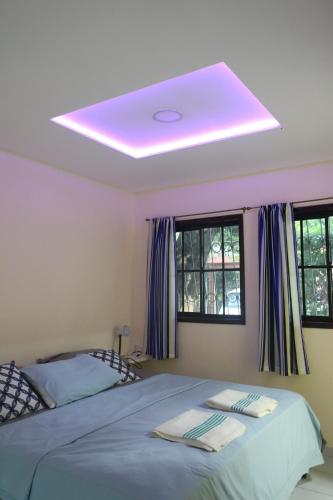 SonzacateApartamento San Carlos的一间设有一张粉红色天花板的床的房间