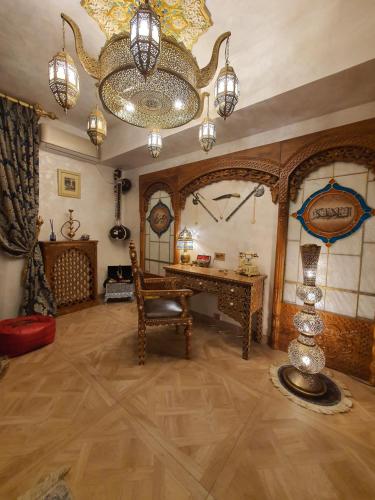 布加勒斯特TAJ Royal APARTMENT的大房间设有一张桌子和吊灯