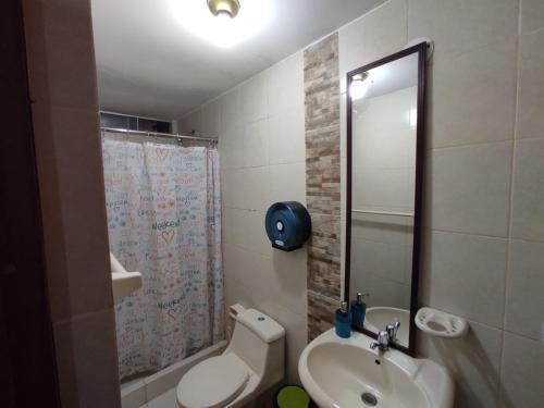 利马Casa Villa Descanso的一间带水槽、卫生间和镜子的浴室