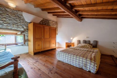 格罗塞托Stella Sud Podere Carbone的一间卧室设有一张床和石墙