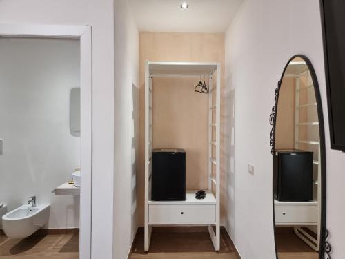 卡尔德杜Agriturismo Sa Jana Holidays - Adults Only的一间带水槽和镜子的浴室