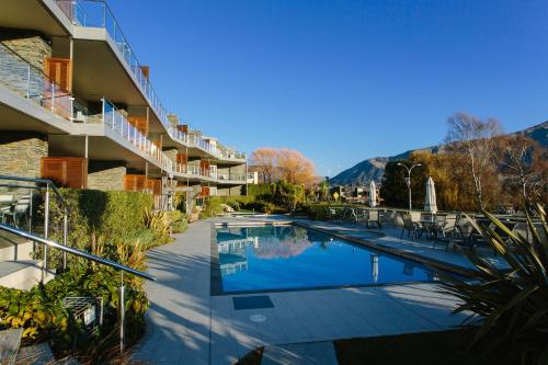 瓦纳卡湖畔公寓的享有酒店正面景致,设有游泳池