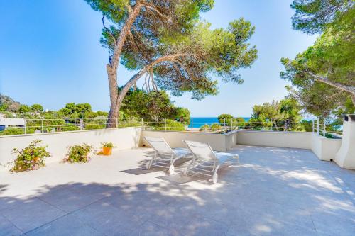 科斯塔德班斯Ses Alzines Apartment - Costa De Los Pinos的一个带两把椅子的海景庭院