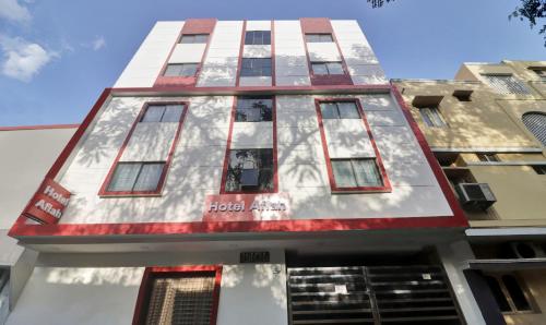 海得拉巴Itsy By Treebo - Aflah的一座高大的建筑,上面有红白的油漆