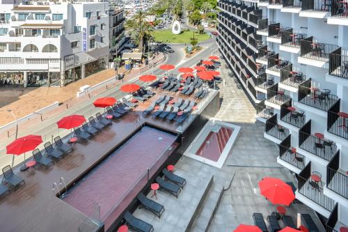 圣安东尼奥Hotel Vibra District - Adults Only的享有带桌子和遮阳伞的游泳池的顶部景致