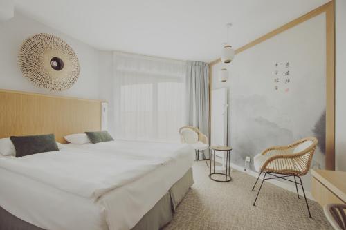 索波特中华酒店的酒店客房带一张大床和两张椅子