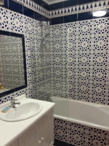 ChangyGite des artistes的一间带水槽、浴缸和镜子的浴室