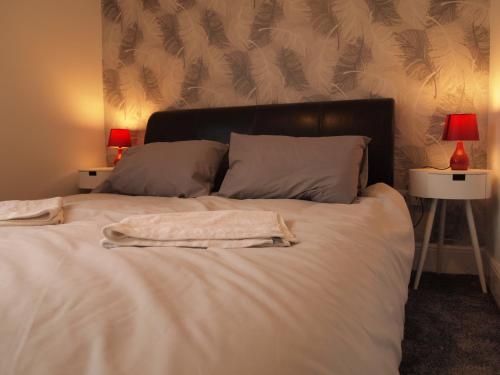 米德尔斯伯勒Hello Middlesbrough的一张带白色床单和枕头的床以及两盏灯