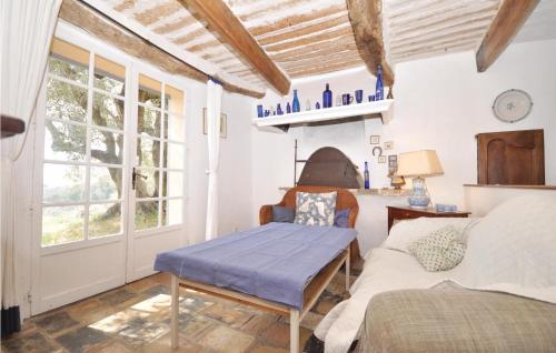 奥皮约拉特里尼泰度假屋的一间卧室配有一张床、一张桌子和一个窗户。