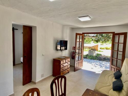 圣弗朗西斯科哈维尔Agradable casa rural en zona reserva natural.的客厅配有沙发和桌子