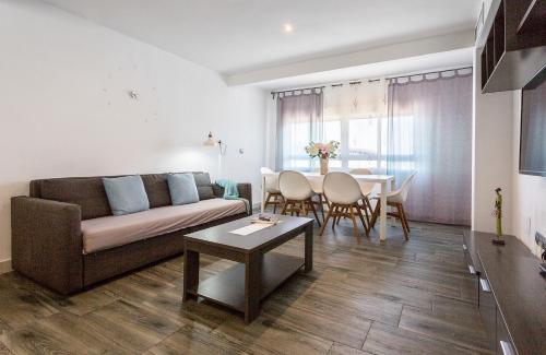加的斯Apartments Vistas Mar Bahia的客厅配有沙发和桌子