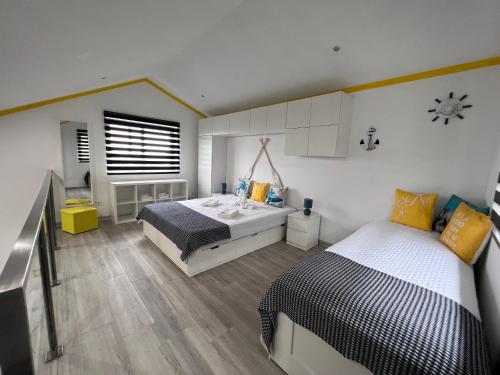 Faja GrandeSpot Milasmar的一间卧室设有两张床和窗户。
