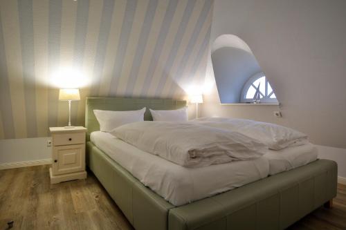 兰图姆Duenenperle的一间卧室设有一张大床和窗户