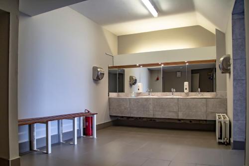都柏林Leevin Hostel Mountjoy的一间带两个盥洗盆和大镜子的浴室