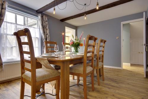 南安普敦10 Westgate Street Southampton的一间带木桌和椅子的用餐室