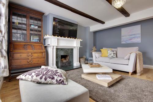 南安普敦10 Westgate Street Southampton的带沙发和壁炉的客厅