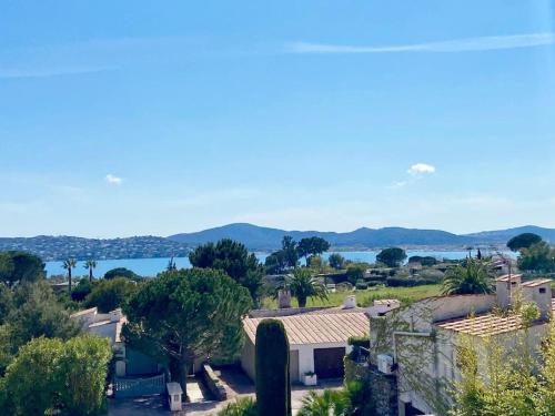 格里莫Villa-Golfe de Saint-Tropez/Accès plage privée的享有小镇的空中湖景