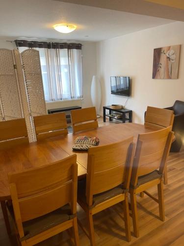 鲁斯特Apartments Sunny Place的一间带木桌和椅子的用餐室