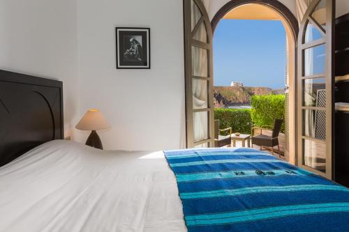 米勒福特阿博格达尔那马住宿加早餐旅馆的一间卧室设有一张床和一个开放式窗户。