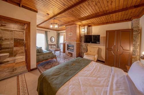 特拉布宗Foleya Mountain Resort Hotel & Villas的一间带大床的卧室和一间浴室