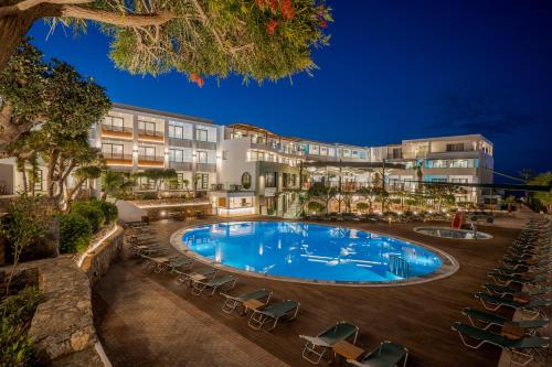 赫索尼索斯阿米达温泉酒店的游泳池的图片