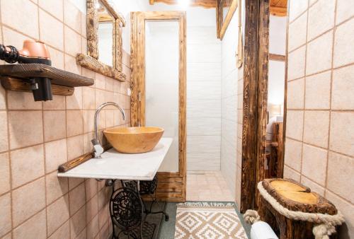 塞科夫列Casa Coronica的浴室设有水槽上的木碗