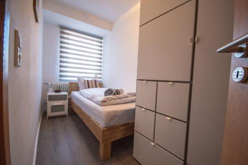 库克斯港Neue-Reihe-8-rechts的一间小卧室,配有床和窗户