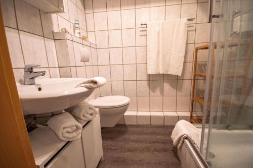 库克斯港Neue-Reihe-8-rechts的浴室配有盥洗盆、卫生间和毛巾。