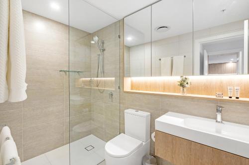 黄金海岸Lamour Ocean View Apartment I in Casino Broadbeach - free parking的一间带卫生间、水槽和镜子的浴室