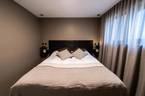 凯夫拉维克Keflavik Luxury apartment - KLA的一间卧室配有一张大床和两个枕头