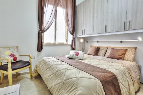 阿沃拉Casa Francesca的一间卧室配有一张大床和一把椅子