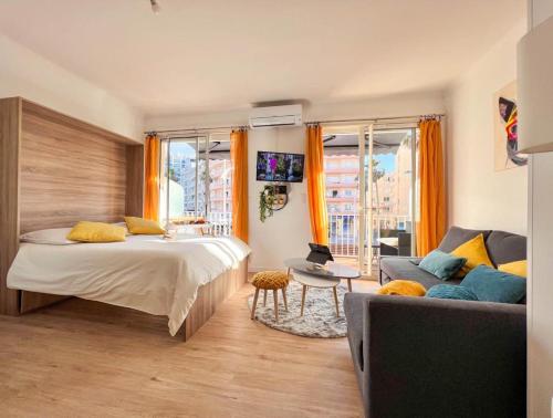 鲁西隆地区卡内Appartement vue mer Parking privé Place Med的一间卧室配有一张床和一张沙发