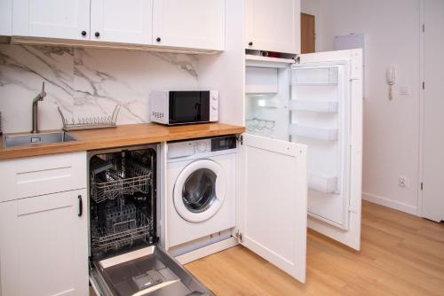 格但斯克Maya's Flats & Resorts 38 - Walowa 23C的厨房配有洗衣机和微波炉。