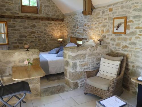 Frontenac法国乡间度假别墅的一间卧室配有一张床、一把椅子和一张桌子