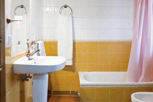 SevaresApartamentos Casa Margot的浴室配有盥洗盆和浴缸。