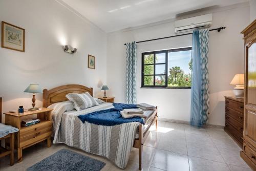 阿玛考德佩拉圣米格尔 - 阿玛考德佩拉度假屋的一间卧室设有一张床和一个窗口
