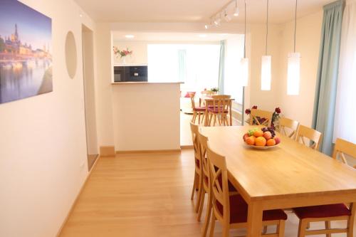 德累斯顿Liebevoll renoviertes Haus mit großem Garten in Dresden的厨房以及带木桌和椅子的用餐室。