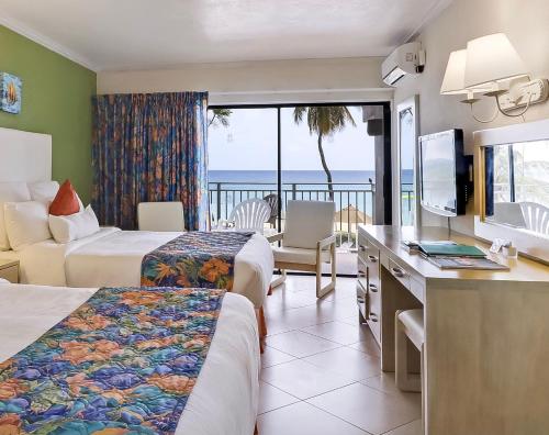 基督教堂市南方棕榈海滩俱乐部酒店的酒店客房设有两张床,享有海景。