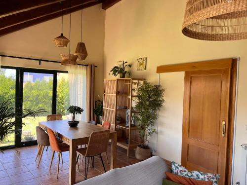 维拉加尔西亚·德·阿劳萨Galicia Getaway - A Casa dos Cancelos的一间带木桌和椅子的用餐室