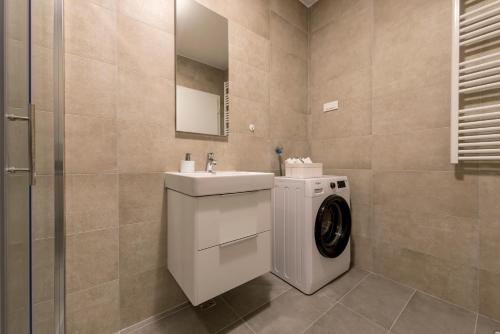 希贝尼克Apartment Royal的一间带洗衣机和水槽的浴室