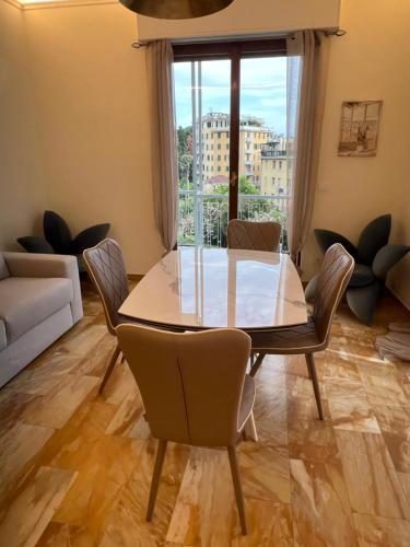 拉帕洛TORRE D'AVORIO APPARTAMENTO 126 mq piu'terrazzo 25 mq - totalmente rinnovato- 250 m dal centro - SKY e NETFLIX - parcheggio a pagamento 15 euro al giorno da prenotare in anticipo salvo disponibilità a 650 m的一间带桌椅的用餐室