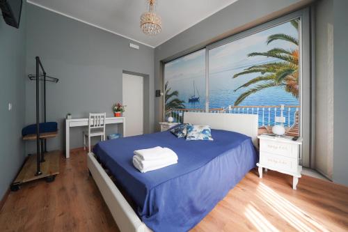 那不勒斯弗洛林达住宿加早餐旅馆的一间卧室设有蓝色的床和大窗户