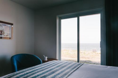 马塔讷海上凉亭里奥托酒店的一间卧室配有一张床,享有海景